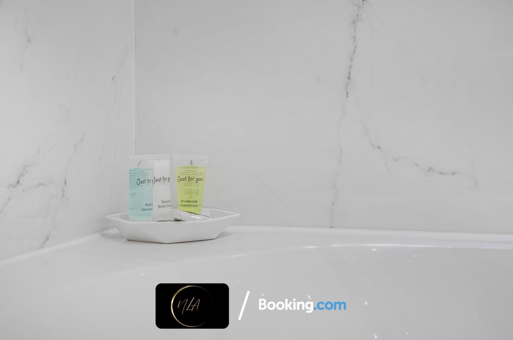 City Centre Apartment With Free Parking, 2 Bathrooms, Netflix And Wifi - Suitable For Contractors And Families - By Noor Luxury Accommodations Birmingham Extérieur photo