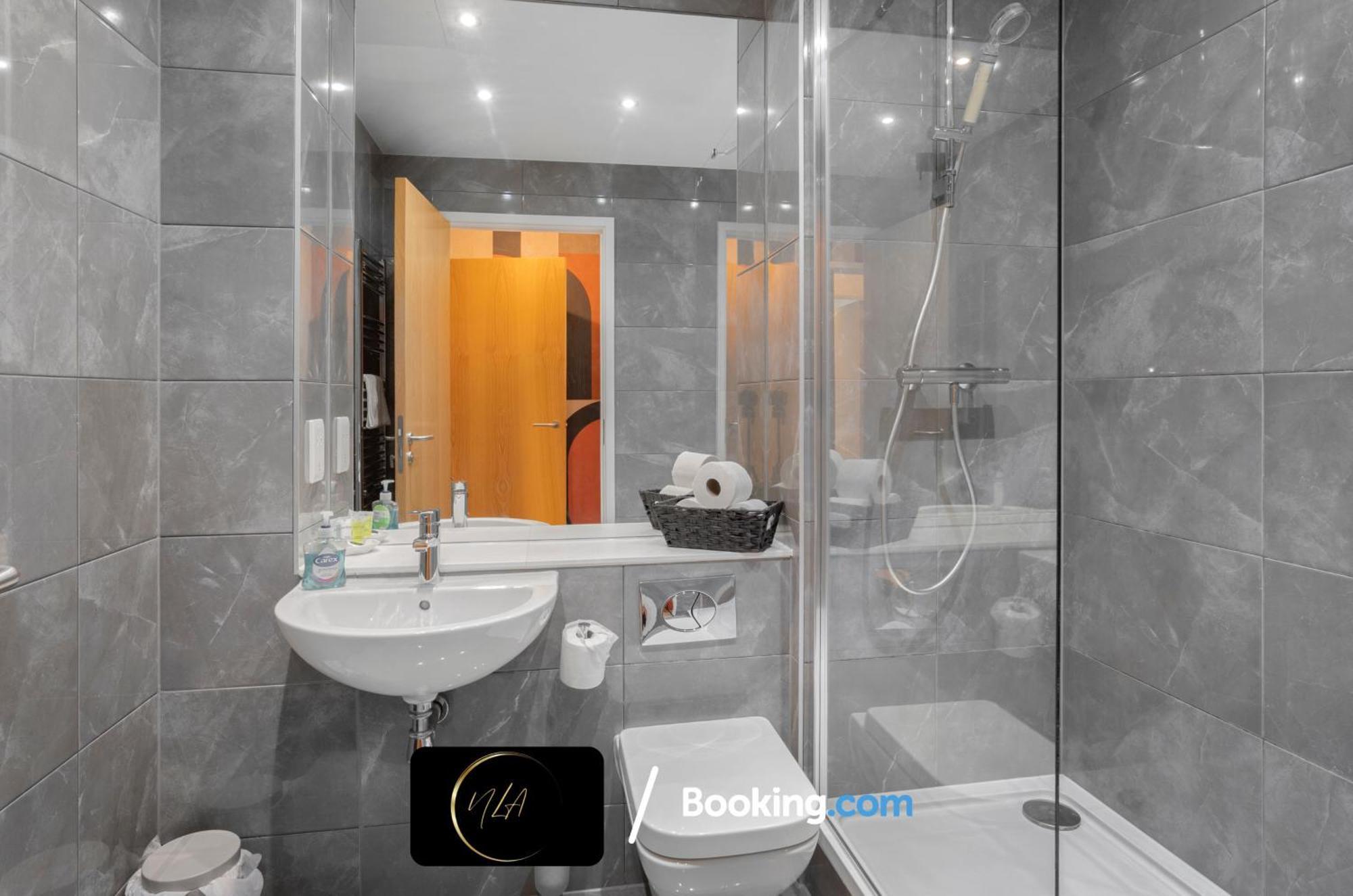 City Centre Apartment With Free Parking, 2 Bathrooms, Netflix And Wifi - Suitable For Contractors And Families - By Noor Luxury Accommodations Birmingham Extérieur photo