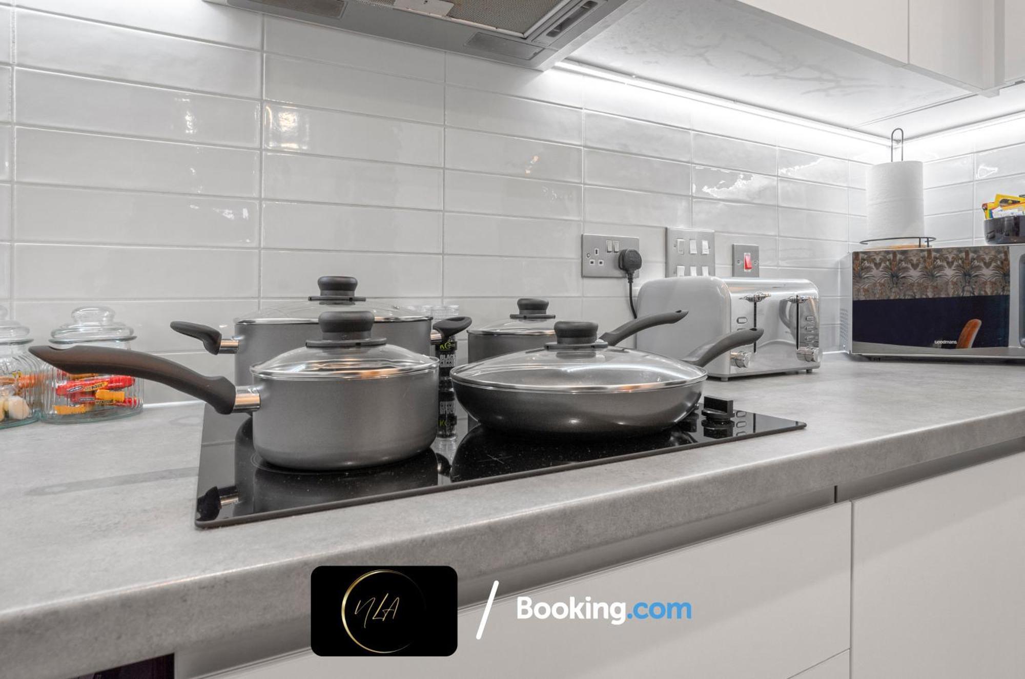 City Centre Apartment With Free Parking, 2 Bathrooms, Netflix And Wifi - Suitable For Contractors And Families - By Noor Luxury Accommodations Birmingham Extérieur photo